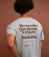 Remera gris de algodón con cuello redondo y manga corta. Estampa frontal con la frase "La Boutique" en color negro.