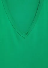 Remera negra de manga corta con cuello en V.