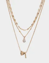 Collar corto dorado multicadena con dije de corazón y dije de strass.