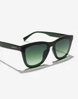 Gafas de sol Hawkers Downtown Max con montura cuadrada color verde oscuro y lentes degradadas en verde.