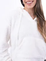 Buzo tipo hoodie de textura peluche en color blanco, con capucha, cordones de ajuste y bolsillo tipo canguro frontal.