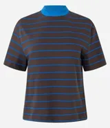 Remera de mangas cortas con cuello redondo contrastante y rayas horizontales.