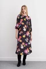 Vestido midi negro con estampado floral multicolor, mangas abullonadas y lazo ajustable en la cintura.