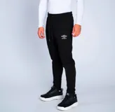 Pantalón de felpa negro con puños elásticos y logotipo bordado de Umbro.