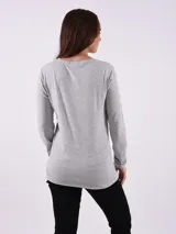 Remera manga larga gris claro, de corte recto y cuello redondo.
