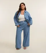 Pantalón wide leg plus size de jeans de algodón sostenible con ajuste elástico en la cintura, trabillas, bolsillos y strass termopegante en la parte delantera.