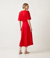 Vestido midi rojo de malla texturizada con escote en pico, manga corta y cintura elástica. Marca Cortelle.