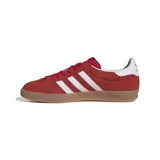 Championes de entrenamiento de ante en color rojo con suela de goma color caramelo, diseño retro con refuerzo en el talón y cierre de cordones.