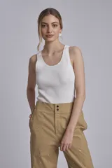 Blusa blanca de punto con cuello redondo y mangas cortas.