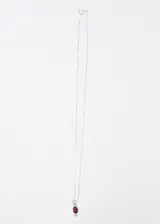 Cadena de plata 925 hipoalergénica con dije ovalado de piedra natural granate y pequeñas esferas de plata.