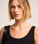 Musculosa negra de rib de algodón, con escote redondo.