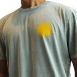 Remera celeste con estampa de sol amarillo en el pecho.