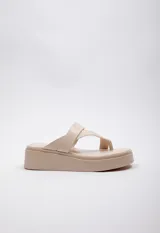 Sandalia de símil cuero con doble tira entrelazada y plataforma de 4.5 cm.
