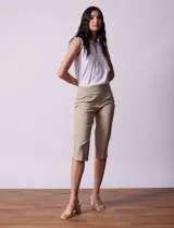 Bermuda color celeste en gabardina elastizada, marca Ruby Rd. Tiro medio, pretina ancha elastizada, bolsillos delanteros simulados y bolsillos traseros aplicados.