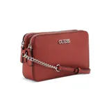 Bandolera rectangular color ladrillo con logo Guess plateado en el frente. Tiene correa de cuero ajustable y cadena metálica plateada.