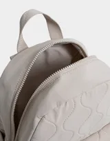 Mochila negra acolchada de tela deportiva con bolsillo frontal con cierre y tirador de goma, correas regulables, manija superior, cierre superior, bolsillos laterales y etiqueta de metal.