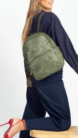 Mochila color rosa de símil cuero con bolsillos frontales con cierre. Tiene asa de mano rígida y correas regulables.