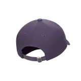 Gorra de béisbol color violeta con logo "Chuck Taylor" bordado en blanco en el frente.