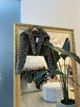 Chaqueta corta de piel sintética con estampado animal print cheetah, con forro interior.