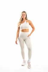 Calza deportiva color beige con bolsillos laterales.