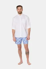 Short de baño celeste con estampado de flores blancas.