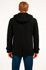 Tapado negro con capucha, cierre con presillas tipo duffle coat y bolsillos con solapa.