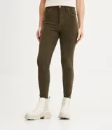 Pantalón skinny de terciopelo cotelê color marrón, con cintura mediana, bolsillos delanteros y traseros, cierre por botón y cremallera.
