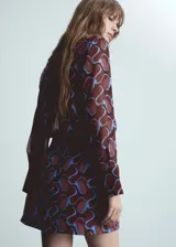 Camisa de manga larga con lazo en el cuello y estampado abstracto en tonos borgoña y celeste.
