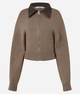 Cárdigan marrón de punto con cuello de poliuretano, cierre frontal con cremallera y corte holgado.