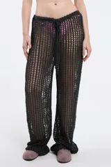 Pantalón de crochet color blanco, de tiro alto y corte acampanado.