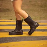 Bota de cuero negra con caña alta, forro de cuero, plantilla de cuero con espuma confort y suela de 3 cm.