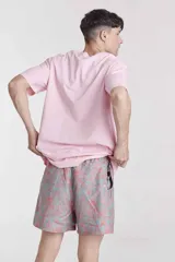 Short de baño estampado en tonos turquesa y rosado, con cordón ajustable en la cintura.