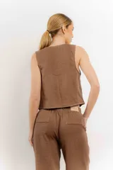 Pantalón de lino color mostaza, de corte recto, con cintura elastizada y costuras en contraste.