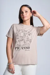 Remera blanca de algodón con cuello redondo y estampado frontal con diseño artístico de rostros en líneas negras y texto "PICASSO The Museu Picasso Barcelona, Spain".