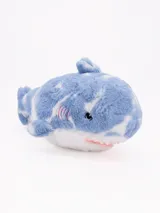 Peluche de tiburón azul con manchas blancas, vientre blanco, aletas y cola.