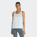 Musculosa deportiva New Balance Sport Essentials, color celeste claro, con cuello redondo y logo NB reflectante en el pecho. Corte holgado con aberturas laterales.