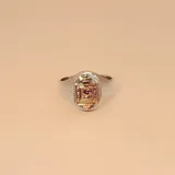 Anillo de plata 925 con apliques en oro 9k, con el escudo de la policía en el centro.