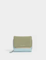Billetera colorblock de cuerina con solapa con broche a presión, cierre y tirador.