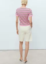 Jersey de punto fino, color rosa con rayas horizontales negras y beige, de manga corta y cuello redondo.