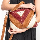Sobre confeccionado en cueros de alta calidad, con diseño en color caramelo, arena y rojo, manija corta y correa larga ajustable y removible.