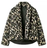 Chaqueta corta con estampado animal print de leopardo en tonos beige y negro, con cuello esmoquin, bolsillos de parche y forro negro.