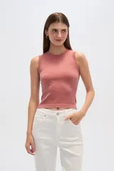 Top sin mangas color salmón, ajustado al cuerpo y con cuello a la base.