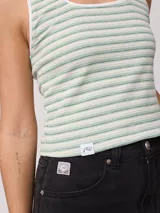 Musculosa a rayas horizontales verdes y blancas, de corte ajustado y breteles anchos.