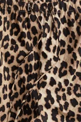 Short de corte holgado con estampado de leopardo, cintura elástica con cordón ajustable, bolsillos laterales y aberturas laterales cortas.