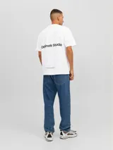 Camiseta blanca de manga corta y cuello redondo con calce relajado.
