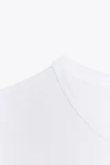 Camiseta rosa de viscosa, corte slim fit, cuello redondo y manga corta.