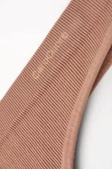 Conjunto de ropa interior Caro Cuore, compuesto por un corpiño triangular de punto con breteles finos y una bombacha colaless de punto.