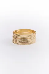 Set de pulseras doradas tipo brazalete.