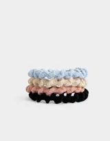 Set de cuatro gomitas de pelo elásticas con textura trenzada en colores celeste, beige, rosa y negro.
