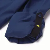 Camisa de popelina verde con cuello abotonado, cierre frontal con botones, bolsillo de parche en el pecho izquierdo, mangas largas con trabillas para enrollar y dobladillo camisero.